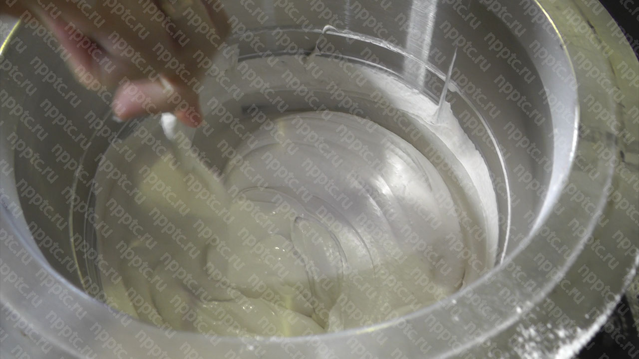 Эксперимент по смешиванию гидроксида извести и стеклянного порошка со связкой 